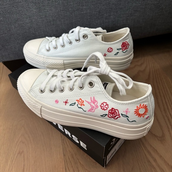 NIB✨ Floral Platform Sneakers - Picture 6 of 6